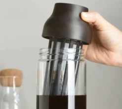 Carafe KINTO Capsule marron foncé 1L pour infusions à froid