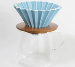 Dripper ORIGAMI bleu mat en porcelaine de Mino avec support en bois
