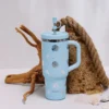 Gourde isotherme avec paille Travel cup Évasion pastel bleu - 90 cl - QWETCH