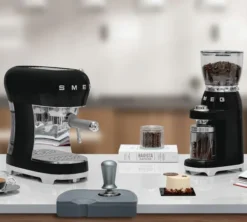 Machine expresso SMEG ECF02BLEU + Moulin à café CGF11BLEU