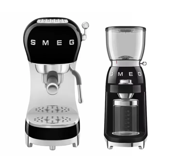 Machine expresso SMEG ECF02BLEU + Moulin à café CGF11BLEU