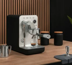 Machine Expresso SMEG EMC02BLMEU noire