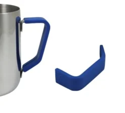 Poignée en silicone bleu pour pichet à lait 60cl/20oz - Rhino Coffee Gear